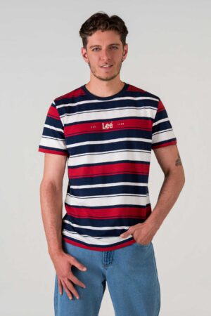 camiseta roja hombre lee