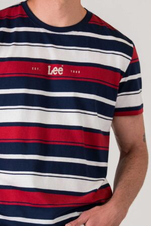 camiseta roja hombre lee