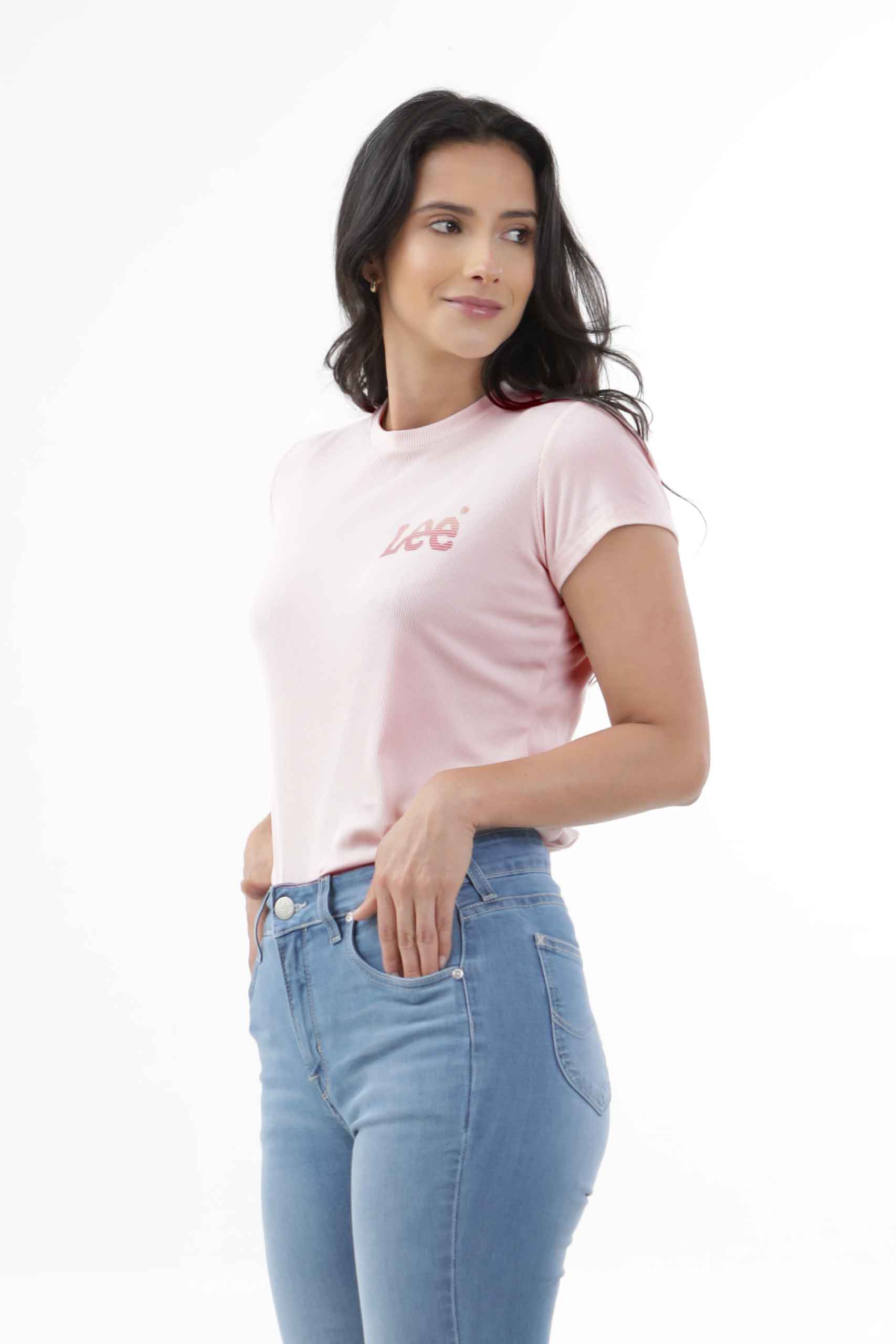 Vista lateral de camiseta de color rosa con logo de marca lee