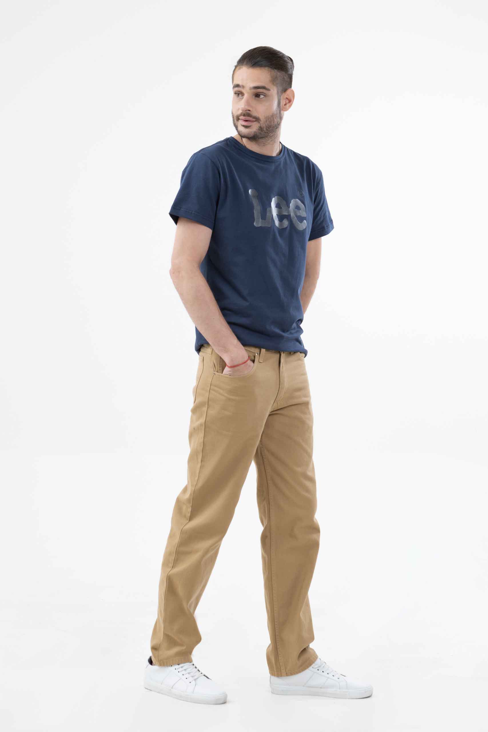 Vista lateral de jean de color caqui con bolsillos de marca lee