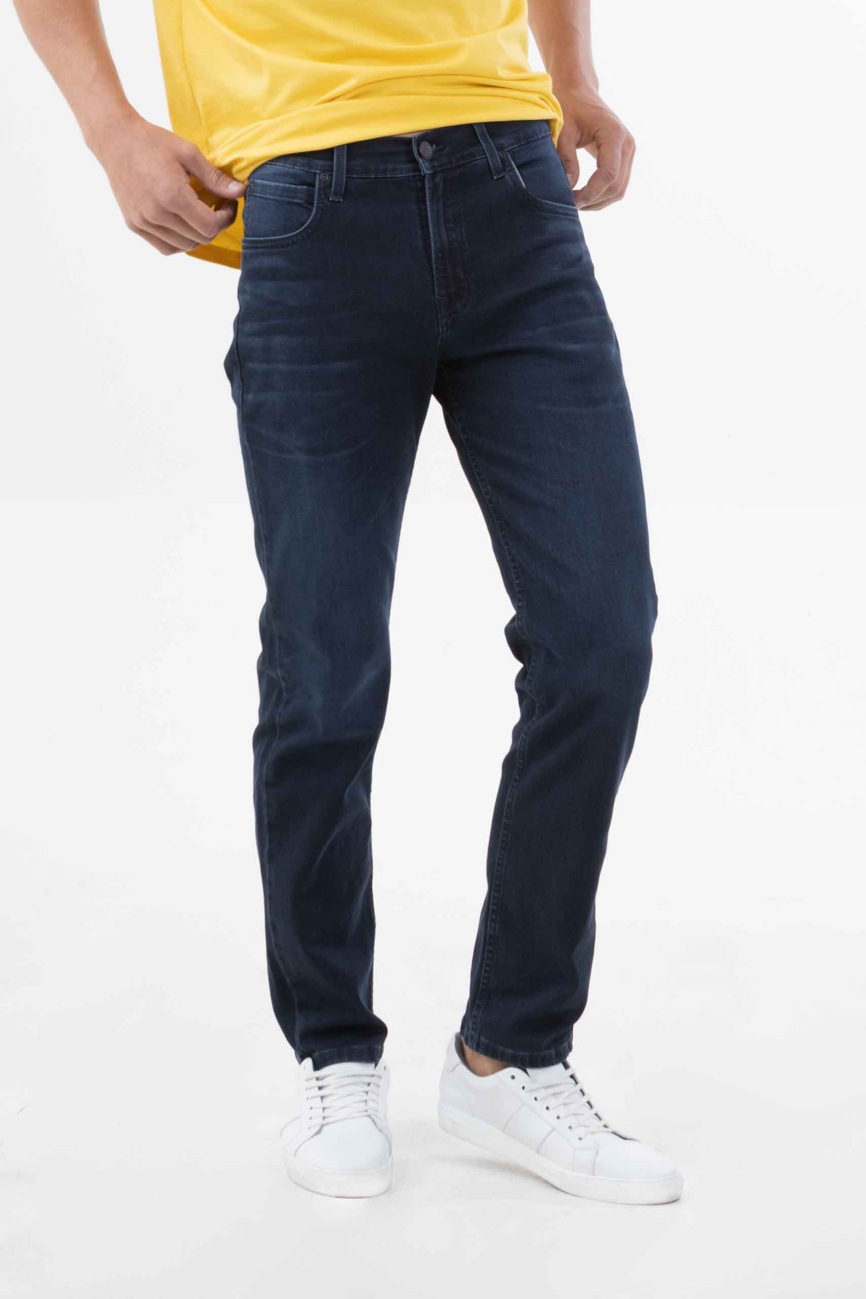 Vista frontal de pantalón de color petrol con bolsillos de marca lee