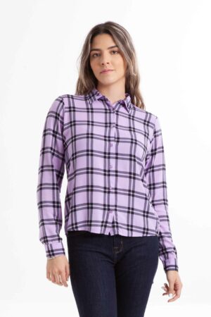 Vista frontal de blusa a cuadros de color lila de la marca lee