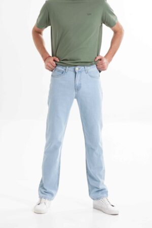 Vista frontal de jean de color celeste con bolsillos de marca lee