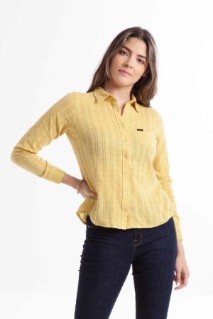 Vista frontal de blusa de color mostaza de la marca lee