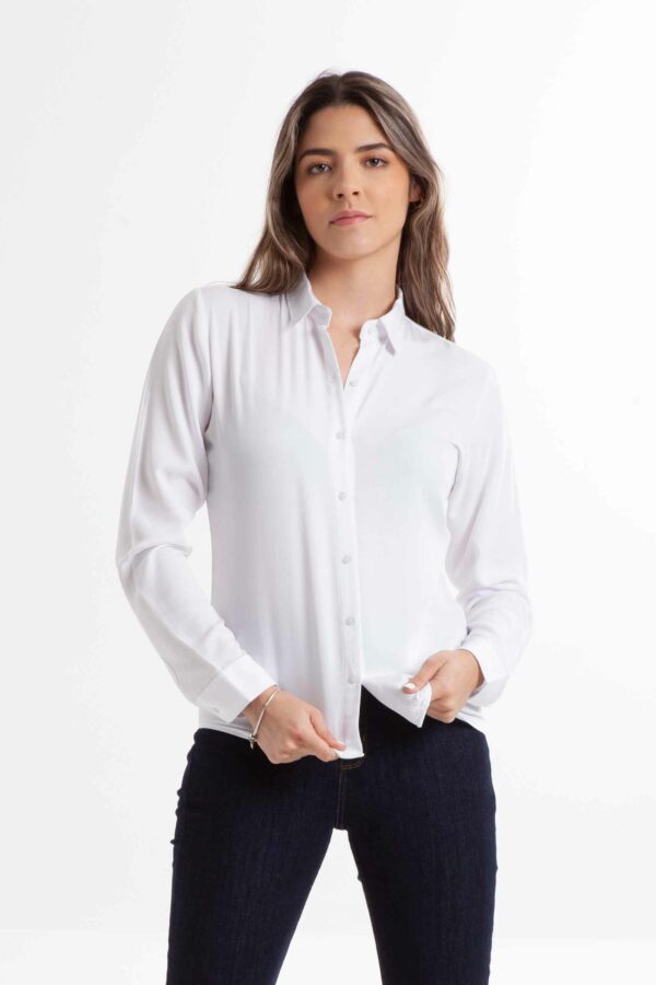 Vista frontal de blusa de color blanco de la marca lee