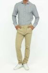 Vista Frontal Pantalón Hombre Slim Chino Caqui SS3 de marca Lee