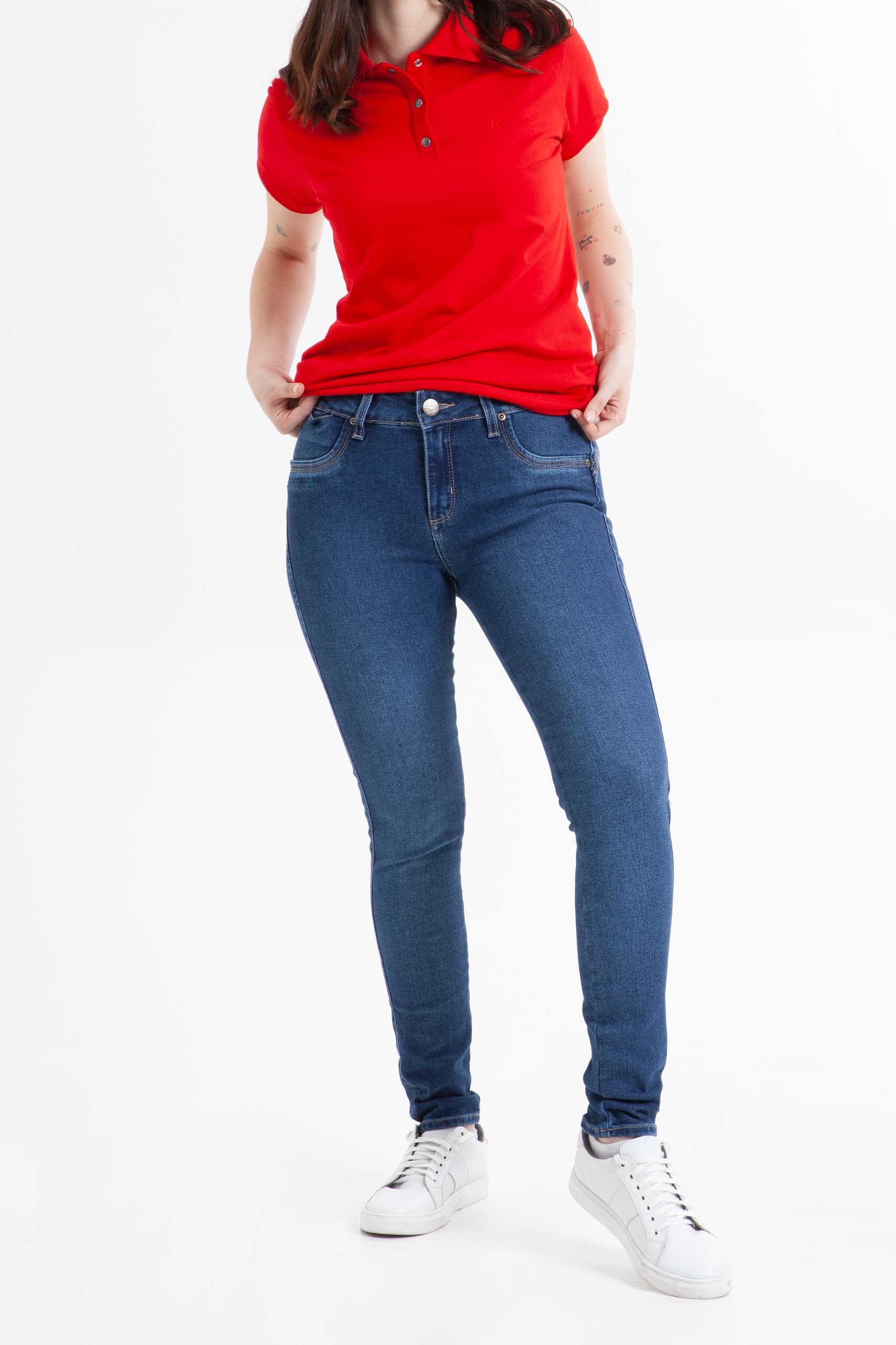 Vista frontal de jean color pepper de pierna slim de marca lee.
