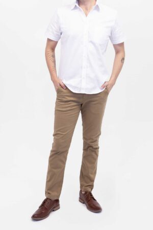 Vista Frontal Pantalón Hombre Slim Chino Caqui SS4 de marca Lee