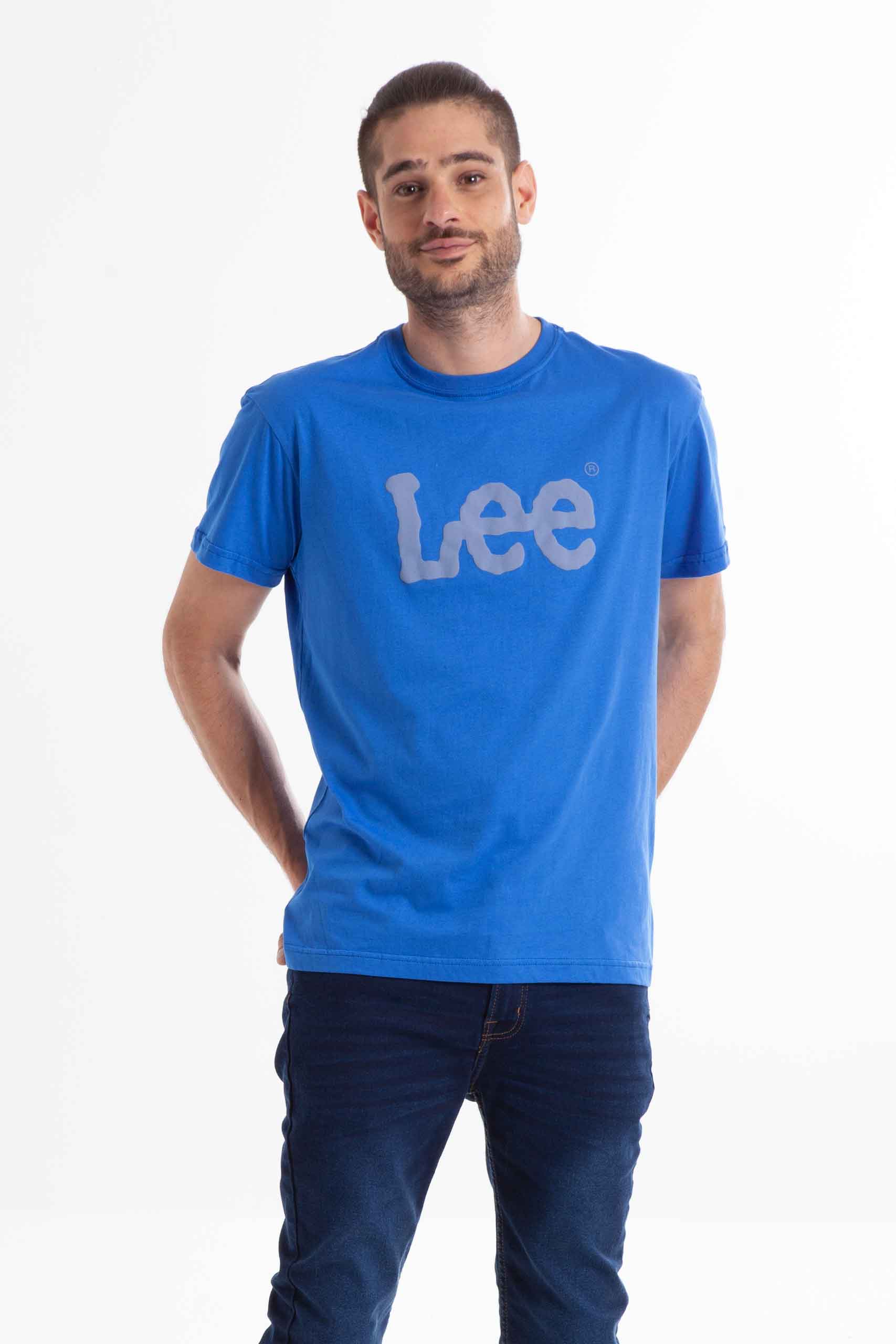 Vista frontal de camiseta de color azul eléctrico con logo de la marca lee
