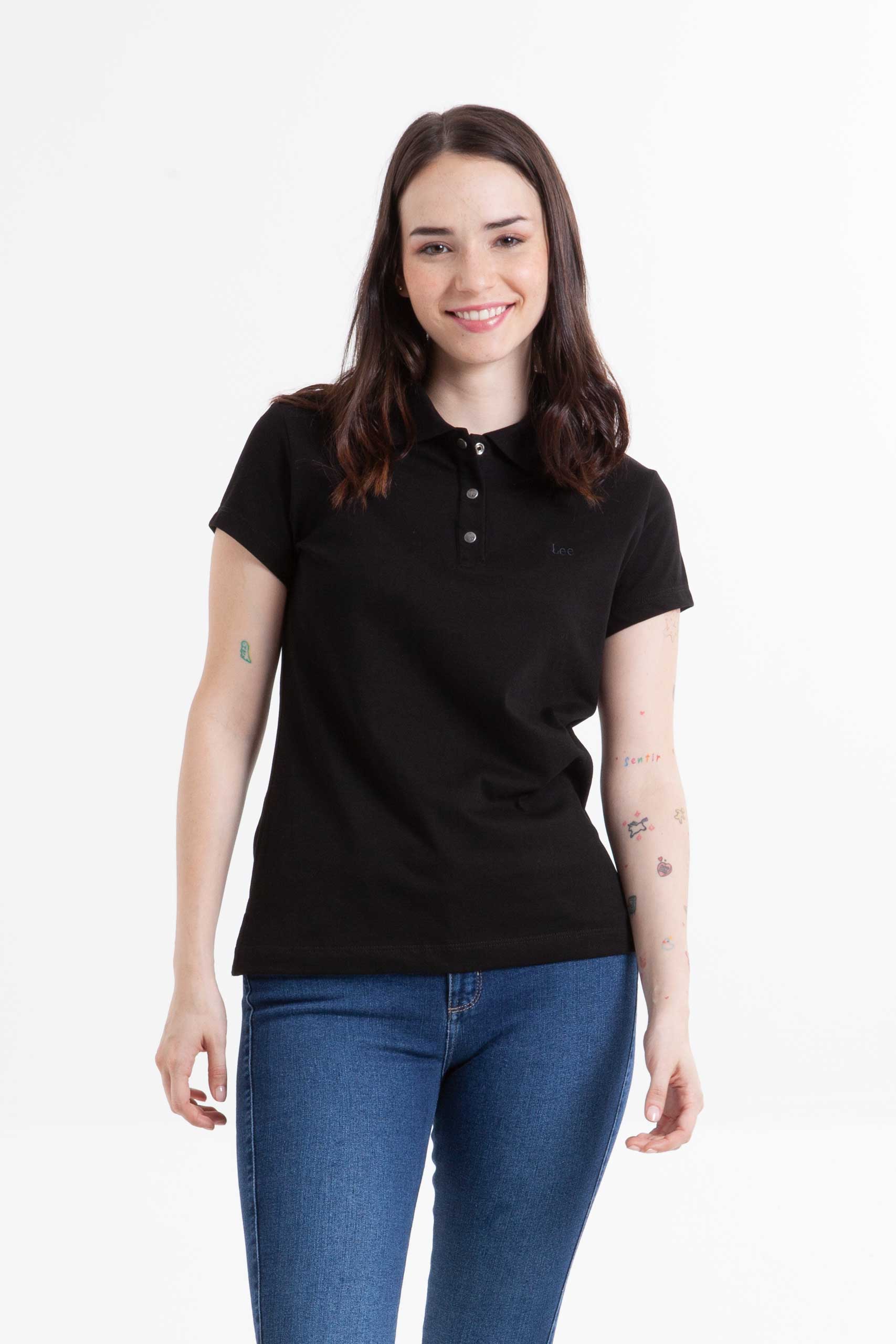Vista frontal de camiseta color negro marca lee.