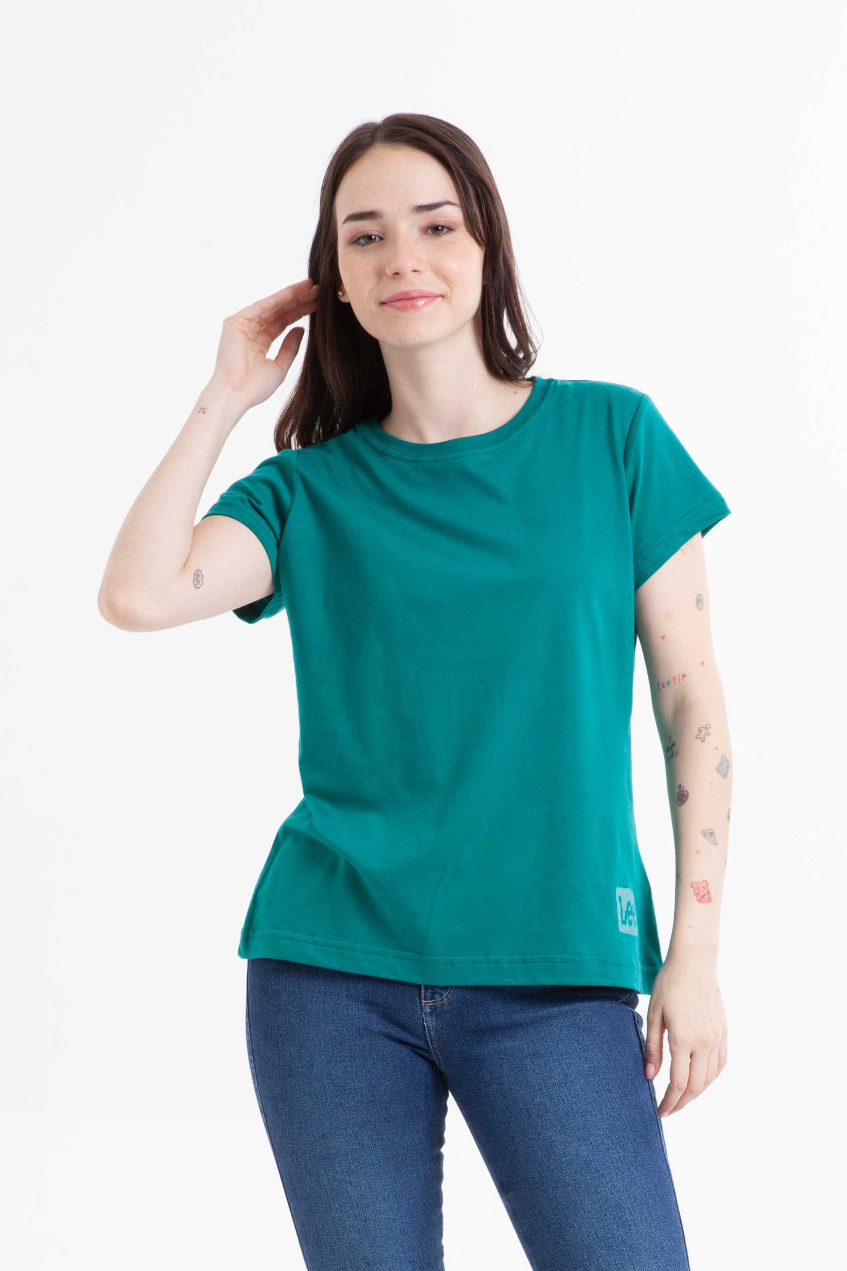 Vista frontal de camiseta color verde marca lee.
