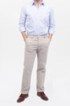 Vista Frontal Pantalón Hombre Regular Chino Beige SS4 de marca Lee