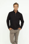 Vista Frontal Buzo Hombre Regular Essential Half Zip Negro SS3 de Marca Lee