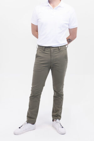 Vista Frontal Pantalón Hombre Slim Chino Verde SS4 de marca Lee