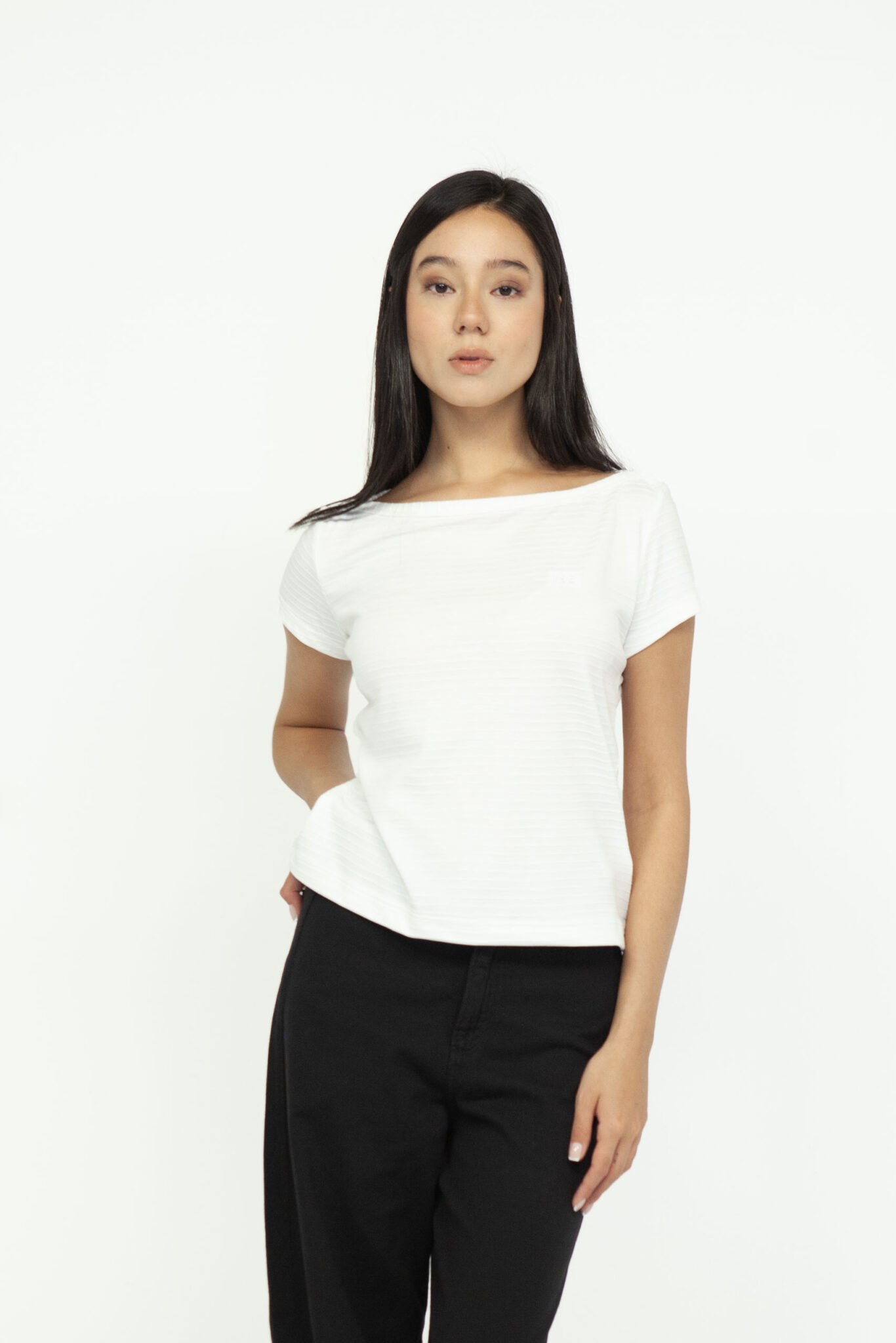 Vista Frontal Camiseta Mujer Regular Boat Neck MC Beige SS3 de Marca Lee