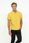 Camiseta Polo para Hombre Fit Regular Modelo Mao Collar Color Mostaza