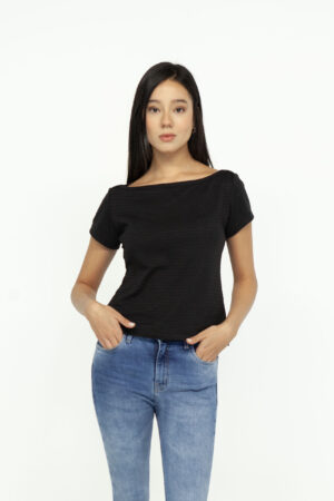 Vista Frontal Camiseta Mujer Regular Boat Neck MC Negro SS3 de Marca Lee