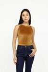 Vista Frontal Top Slim Cropped Halter Mostaza SS3 de Marca Lee