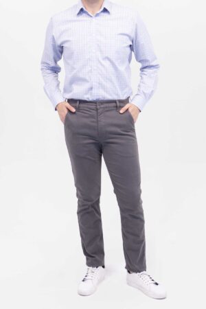 Vista Frontal Pantalón Hombre Slim Chino Gris SS4 de marca Lee