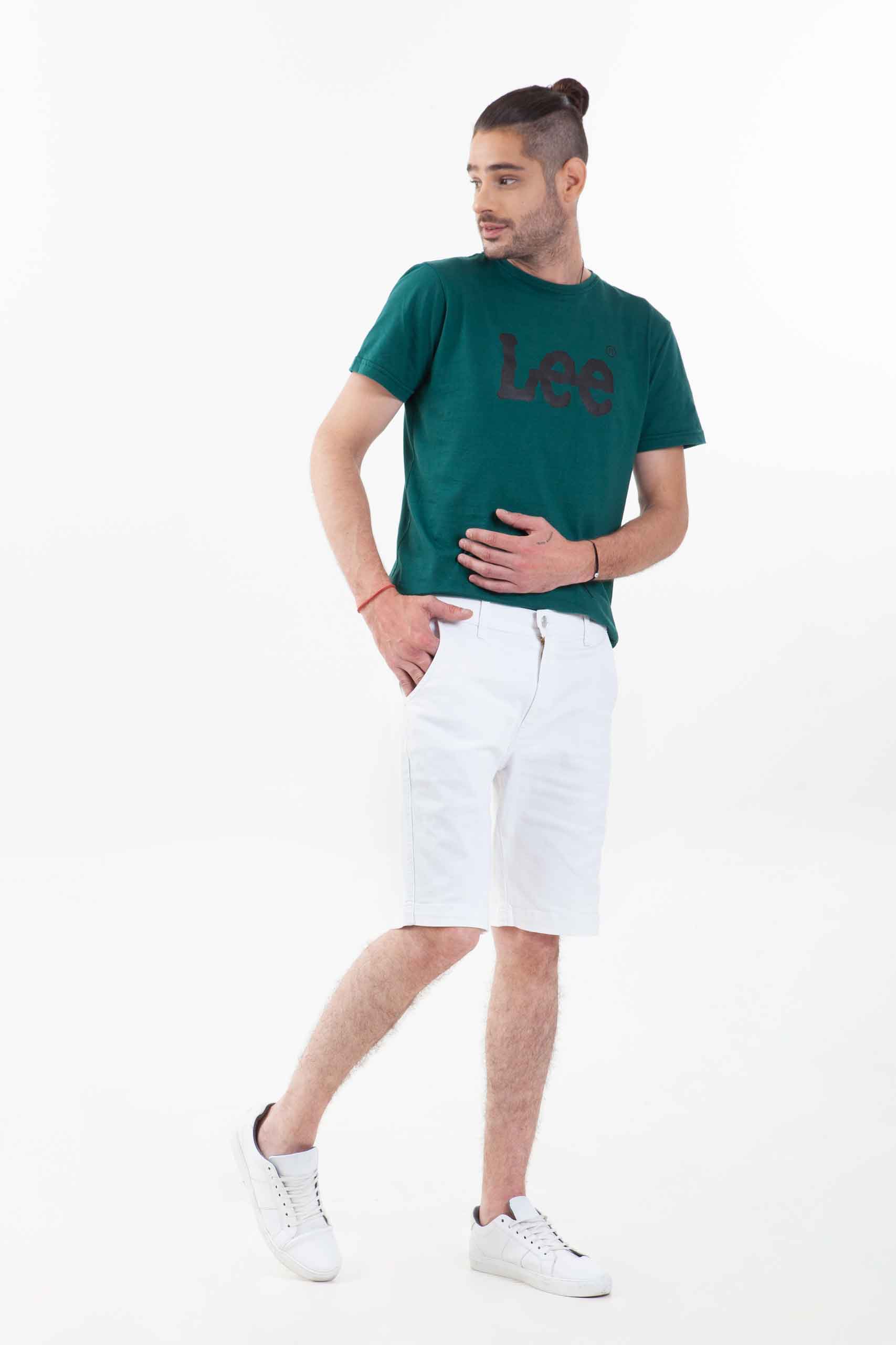 Vista frontal de bermuda de color blanco con bolsillos de marca lee