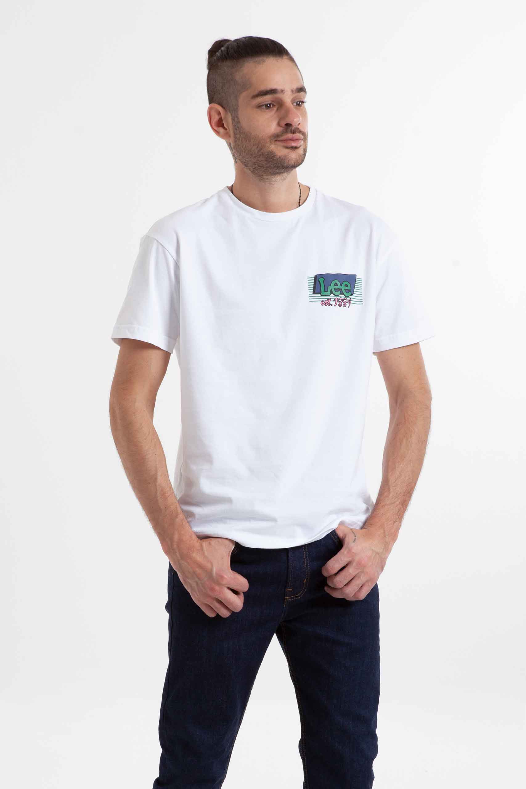 Vista frontal de camiseta de color blanco con estampado marca lee
