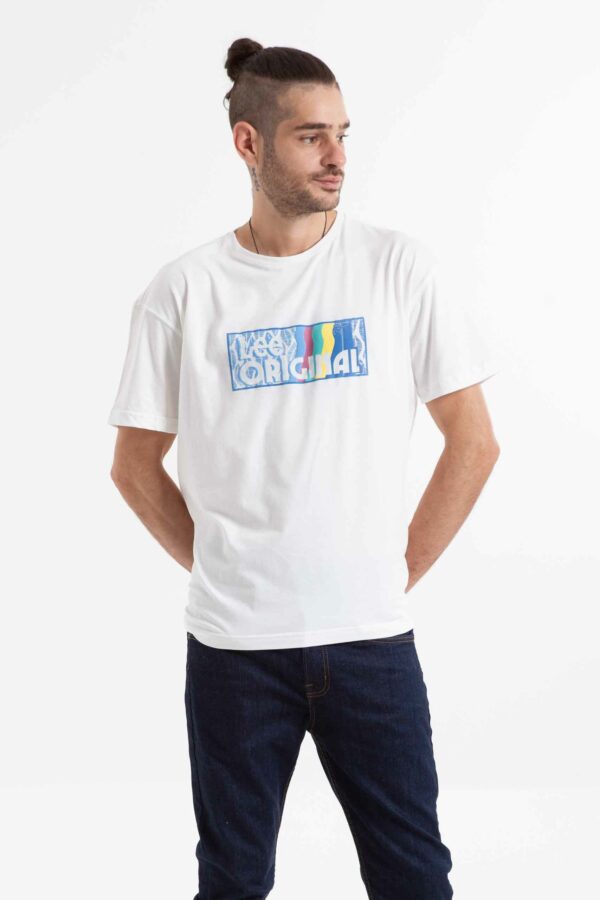 Vista frontal de camiseta color blanca con estampado marca lee