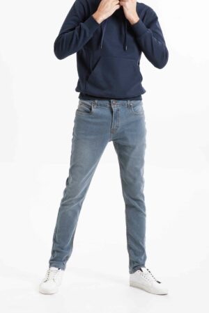 Vista frontal de jean color azul de pierna recta de marca lee