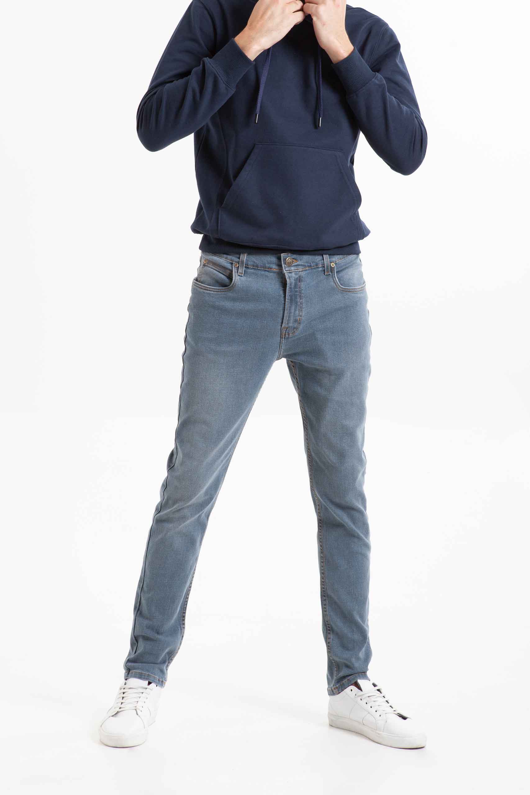 Vista frontal de jean color azul de pierna recta de marca lee