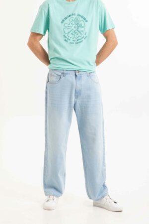 Vista frontal de jean color celeste de pierna ancha de marca lee