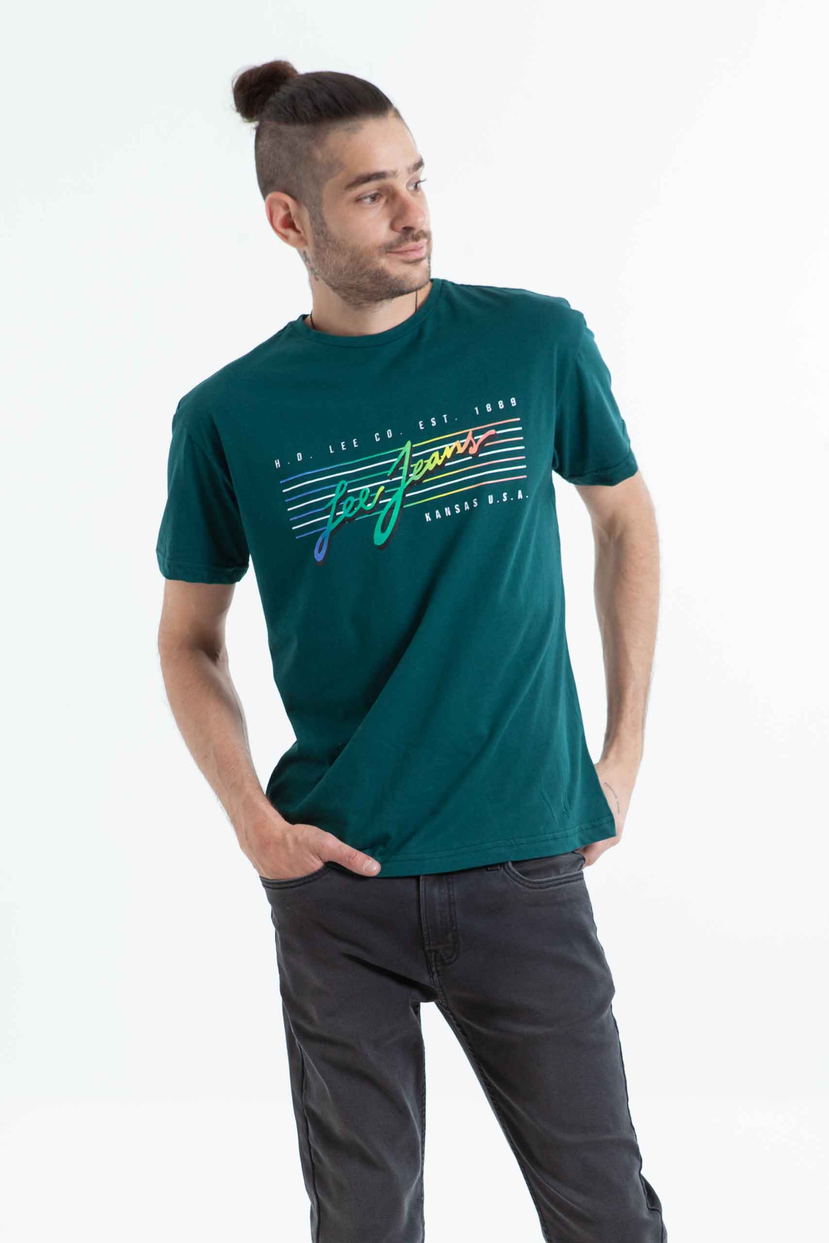 Vista frontal de camiseta de color verde con estampado marca lee