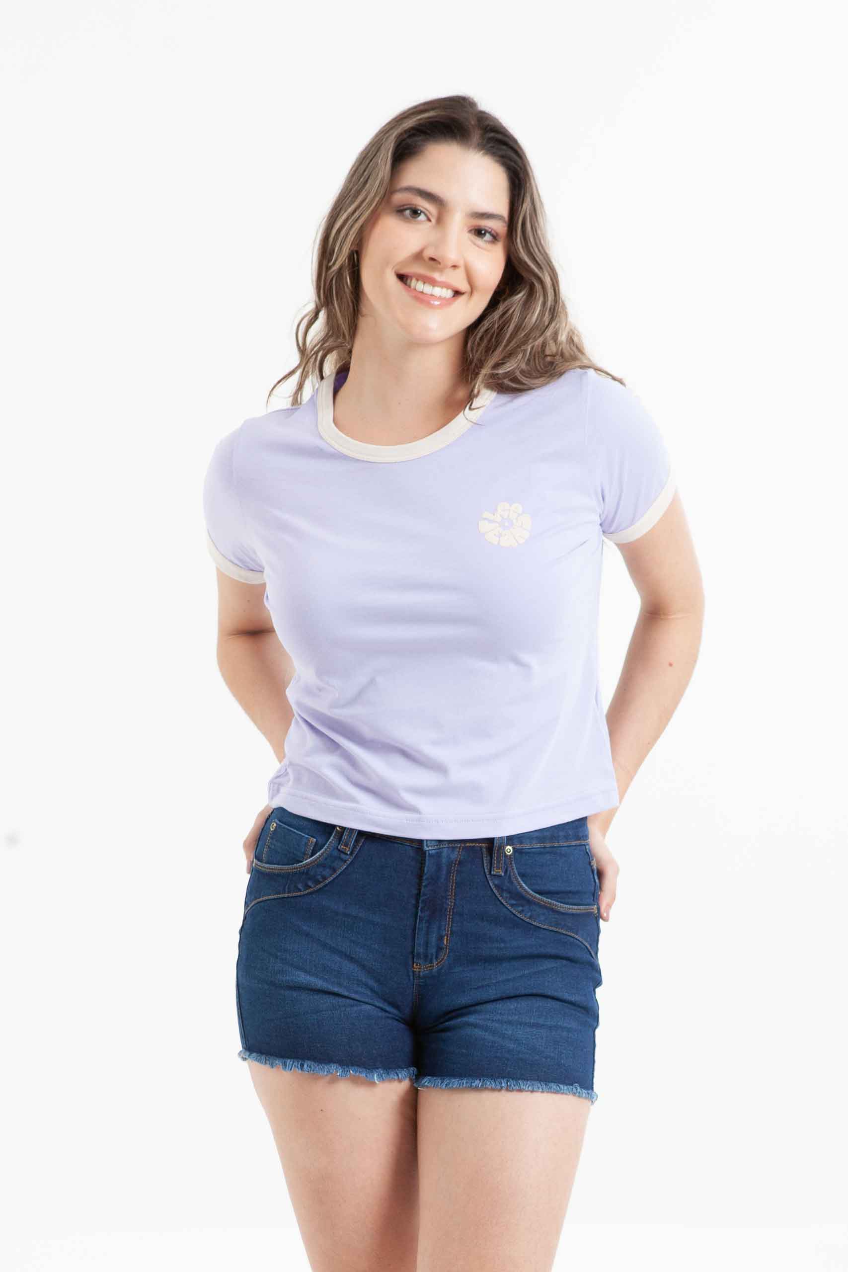 Vista lateral de camiseta color lila de marca lee