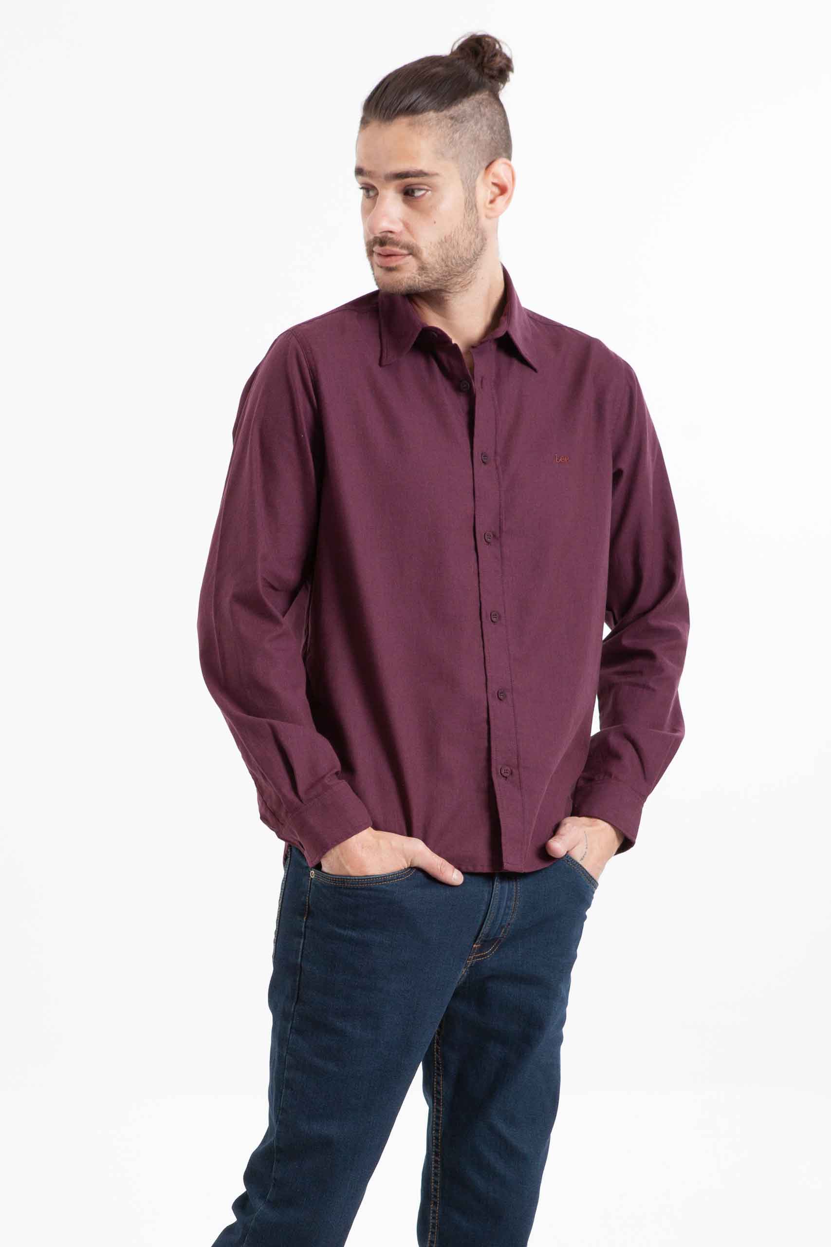 Vista frontal de camisa de color vino de manga larga de la marca lee