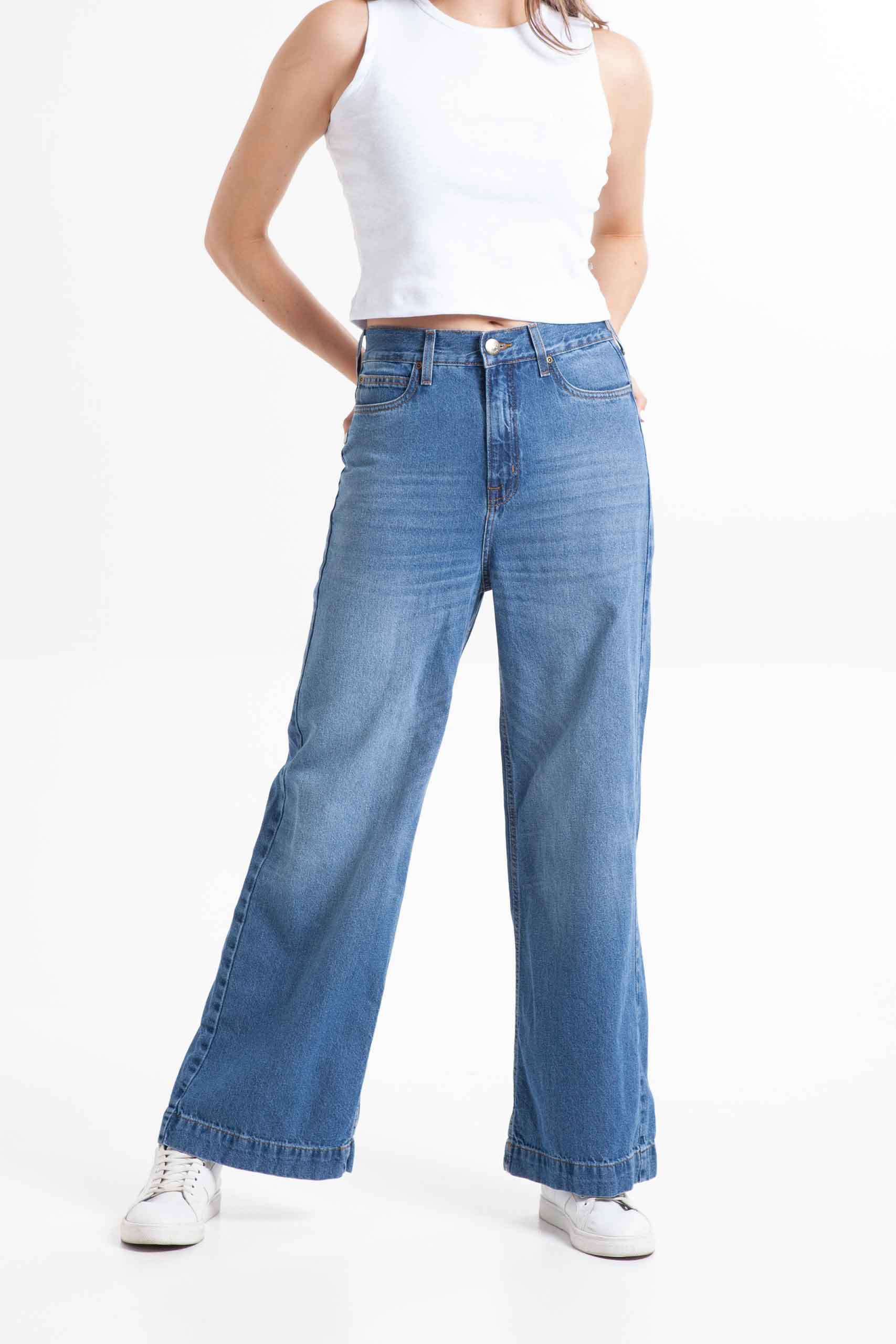 Vista frontal de jean de color azul de pierna ancha con bolsillos de marca lee