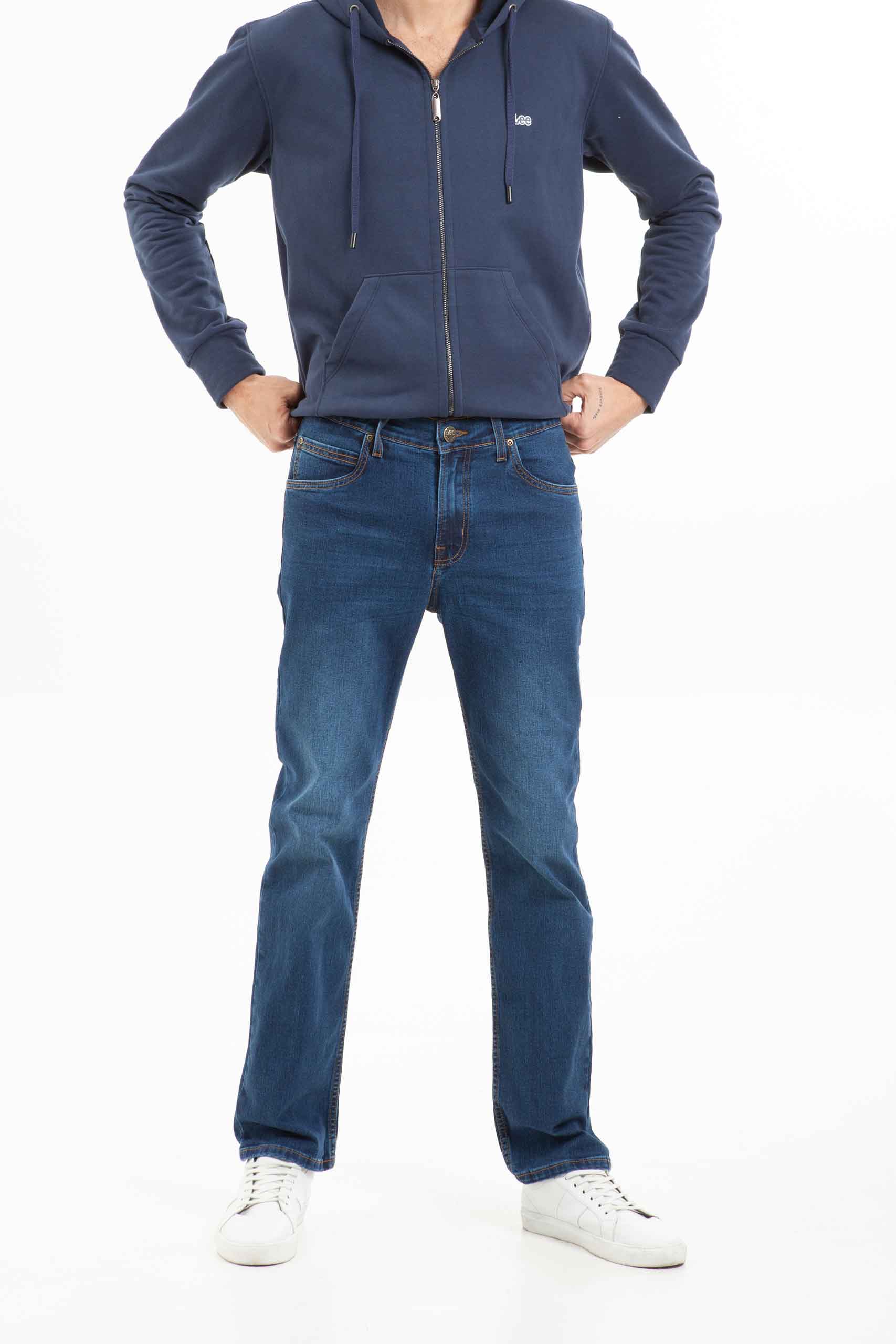Vista frontal de jean de pierna recta con dos bolsillos color azul marca Lee