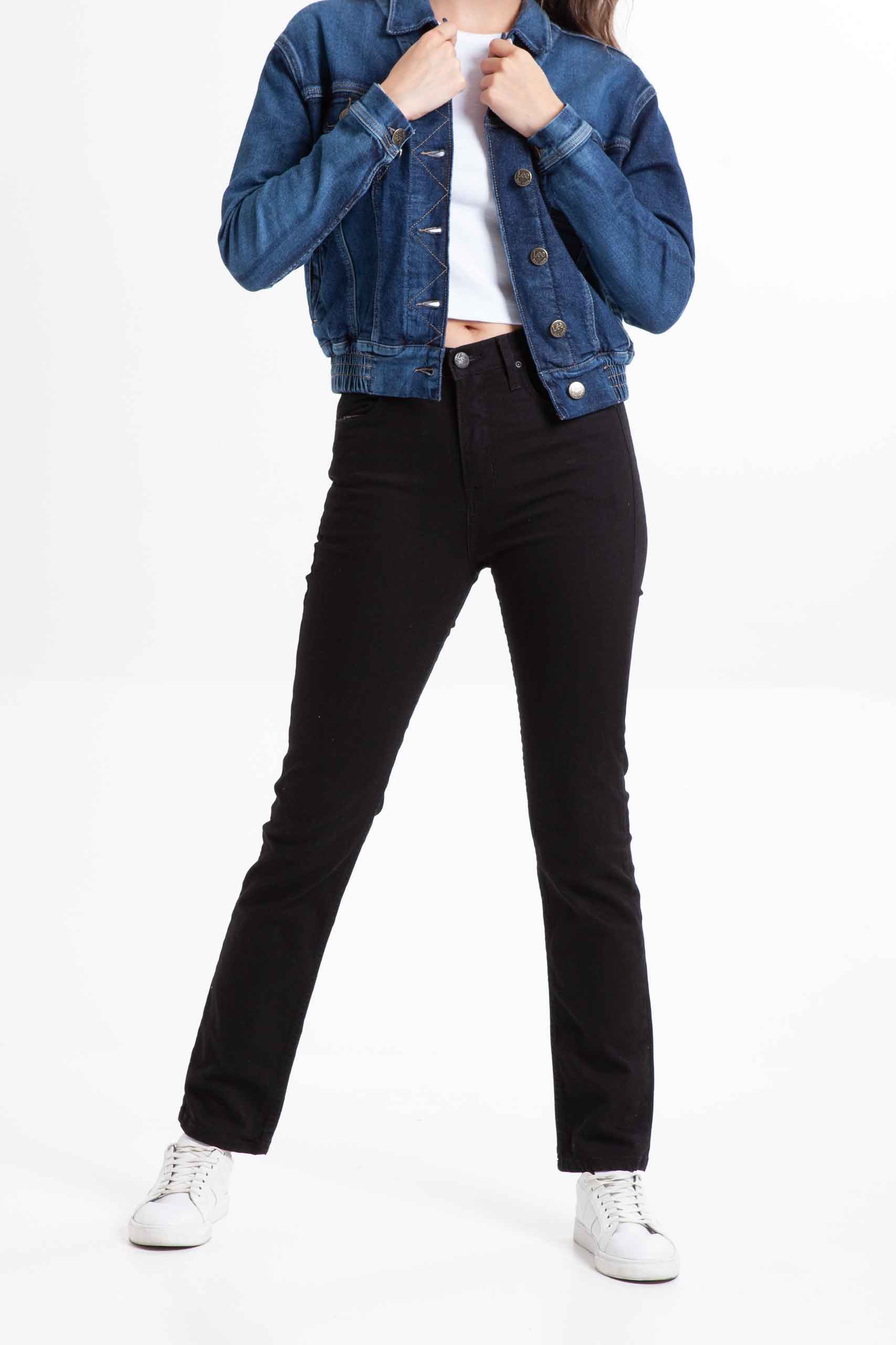 Vista frontal de jean de color negro con bolsillos de marca lee