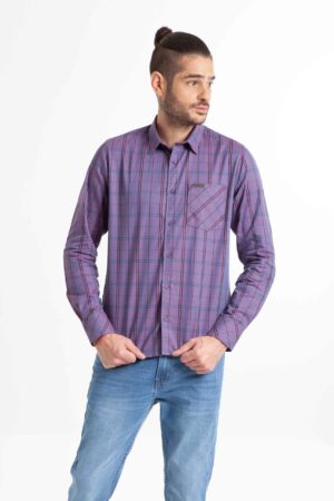 Vista frontal de camisa a cuadros de color lila de marca lee