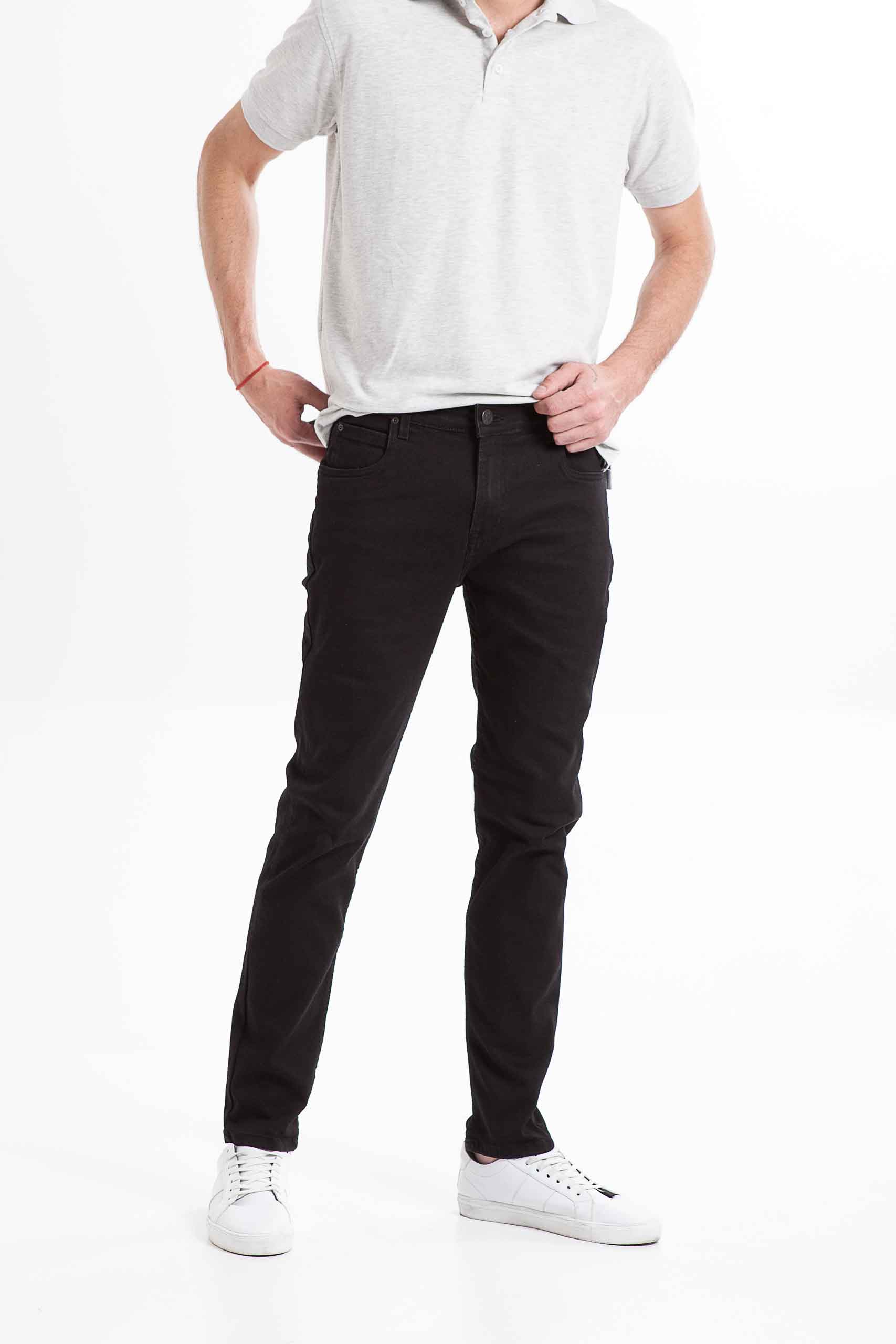 Vista frontal de jean de color negro de marca lee