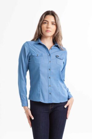 Vista frontal de blusa de color azul de marca lee