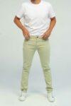 Vista frontal Jean slim tapered color cemento marca Lee