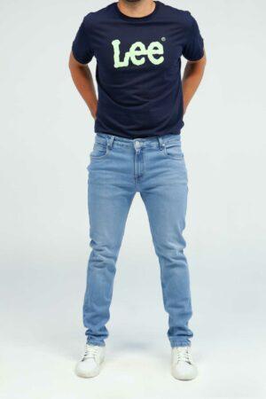 Vista frontal Jean slim tapered color stone 3 marca Lee