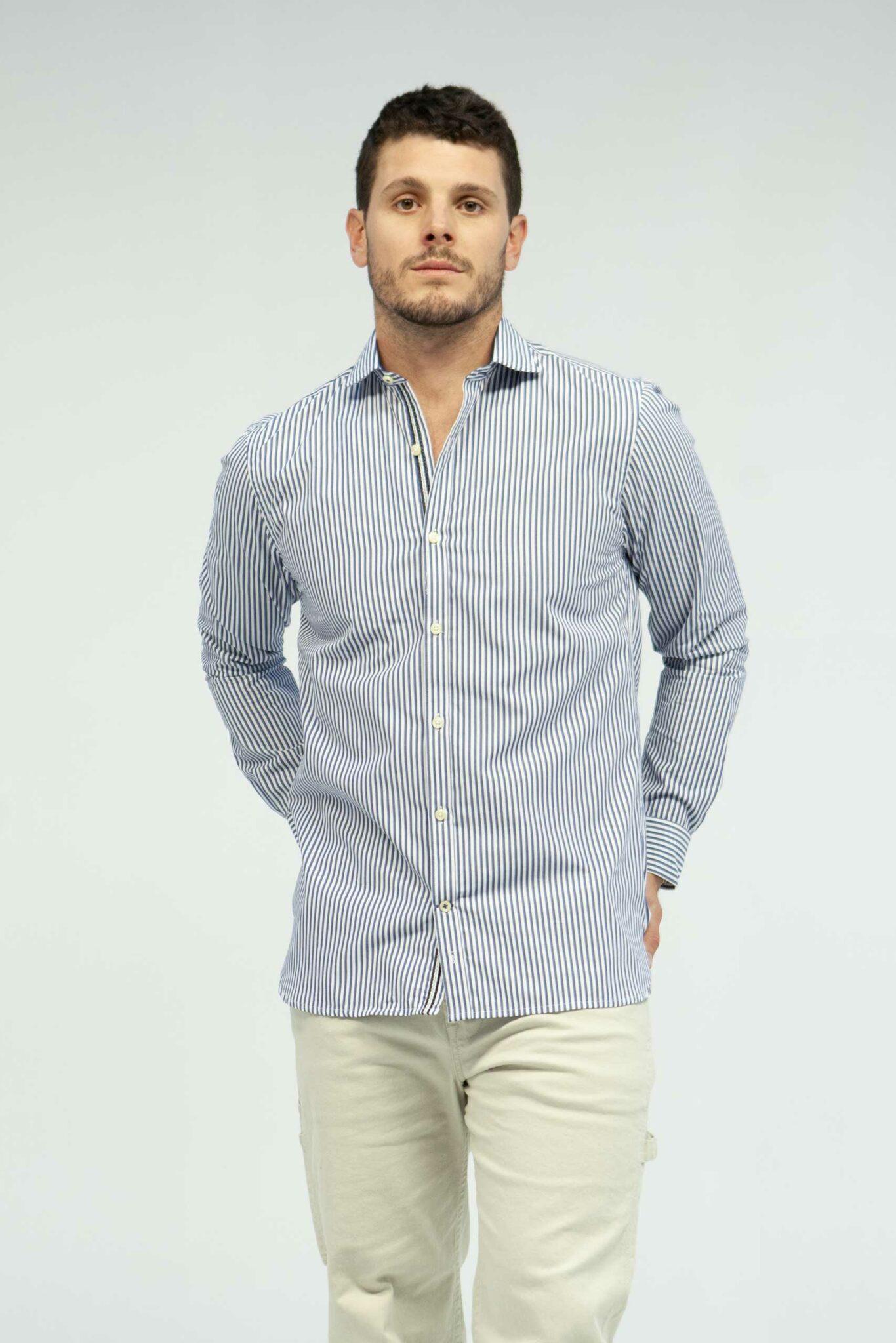 Vista Frontal Camisa regular custom color celeste marca Lee