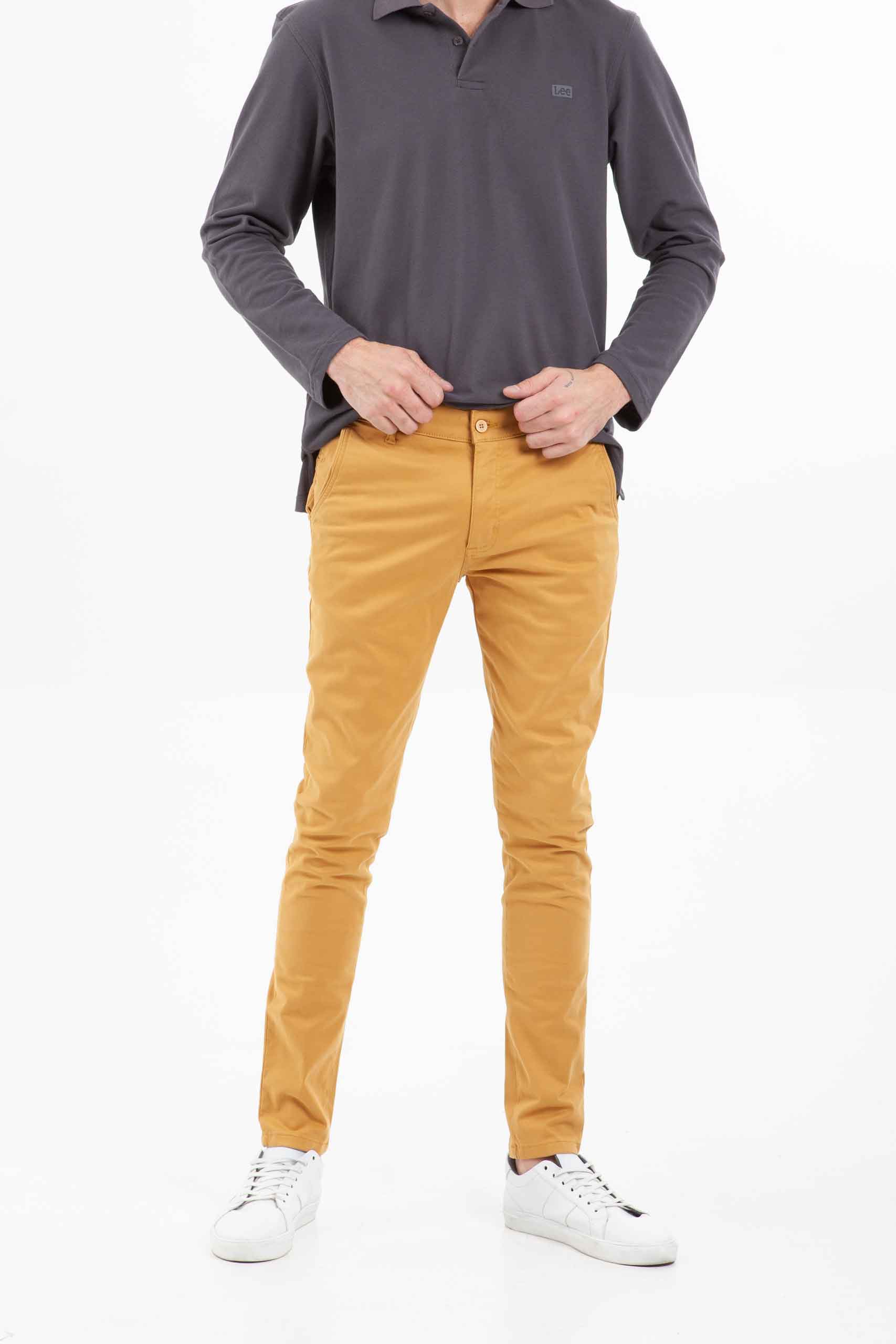 Vista frontal de pantalón color mostaza de marca lee