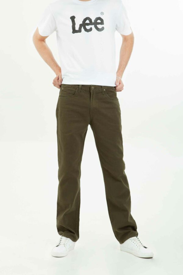 Vista frontal de jean de color verde con bolsillos de marca lee