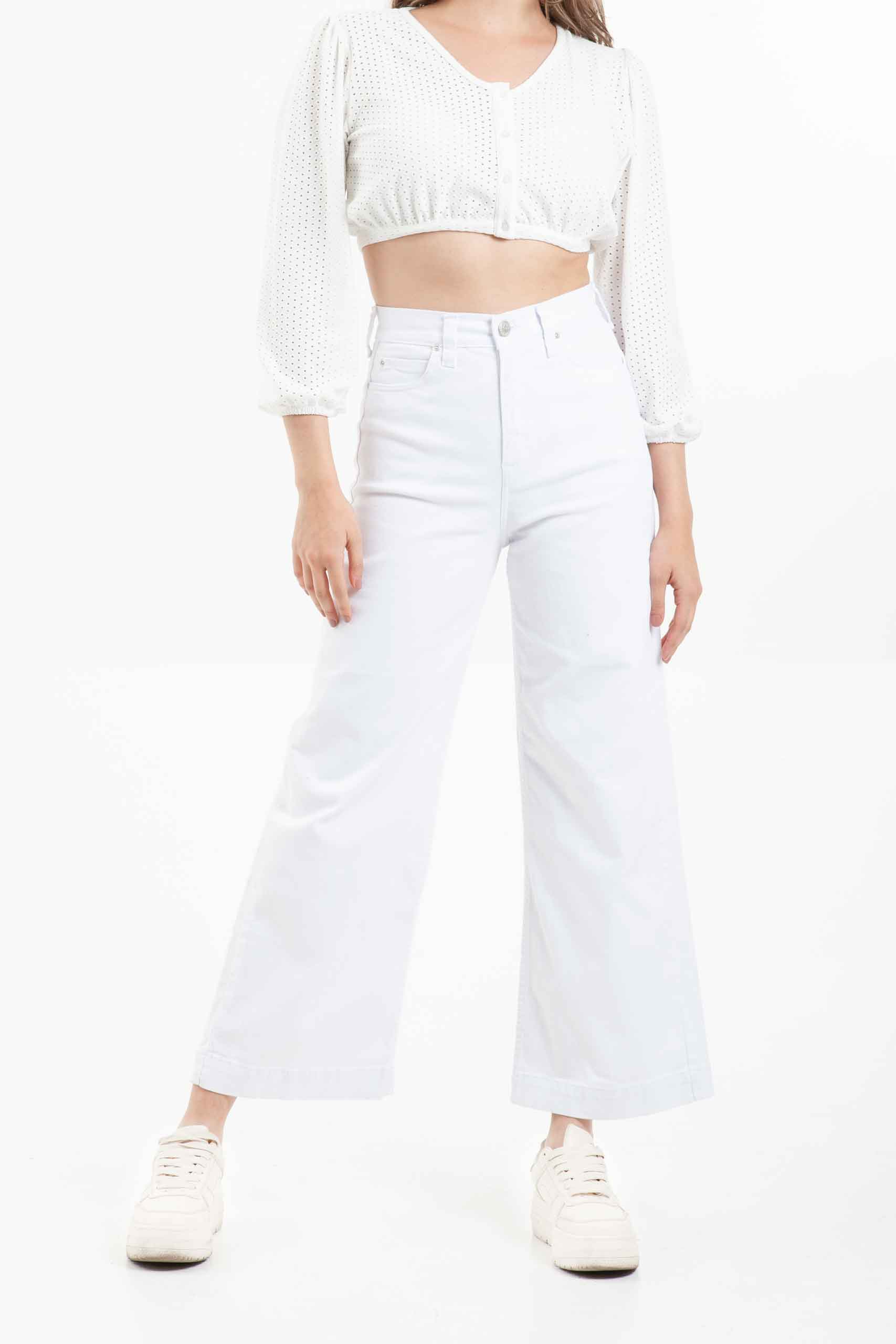 Vista frontal de jean de color blanco con bolsillos de marca lee