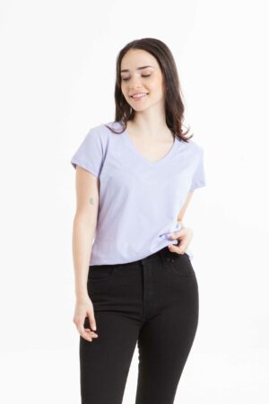 Vista frontal de camiseta color lila marca lee.