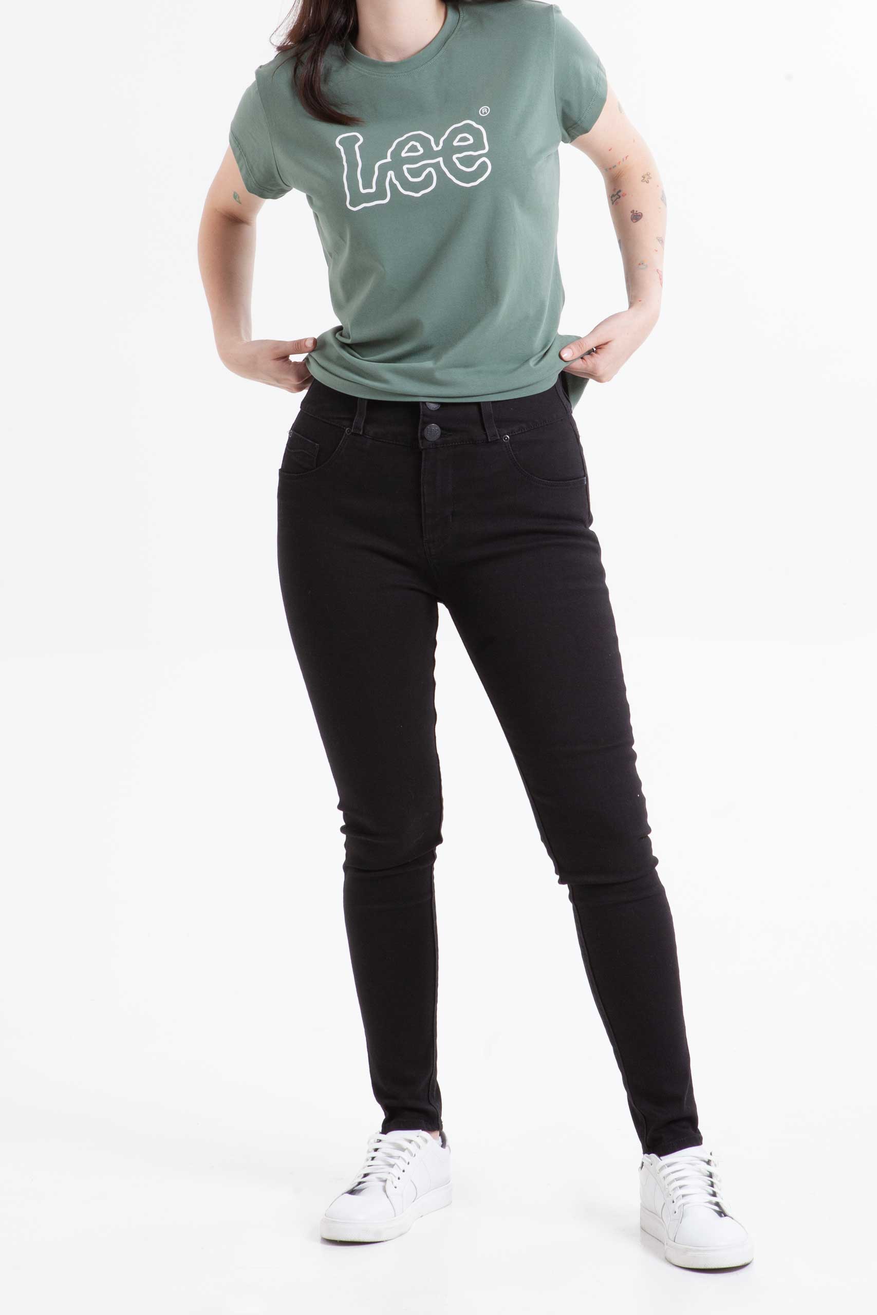 Vista frontal de jean color negro de pierna skinny de marca lee.