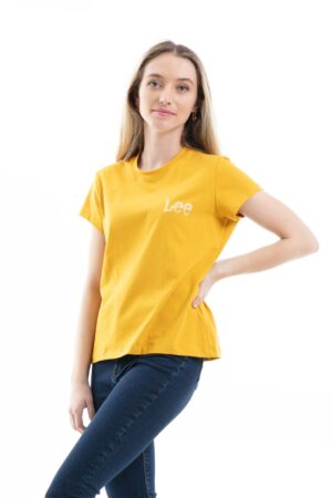Vista frontal Camiseta Small Logo Tee color Mostaza de marca Lee