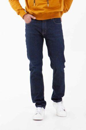 Vista frontal de pantalón de color azul con bolsillos de marca lee