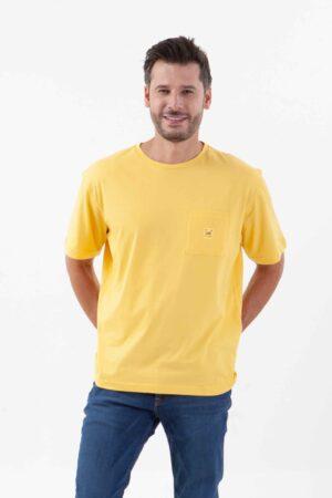 Vista frontal de camiseta de color amarillo de marca lee