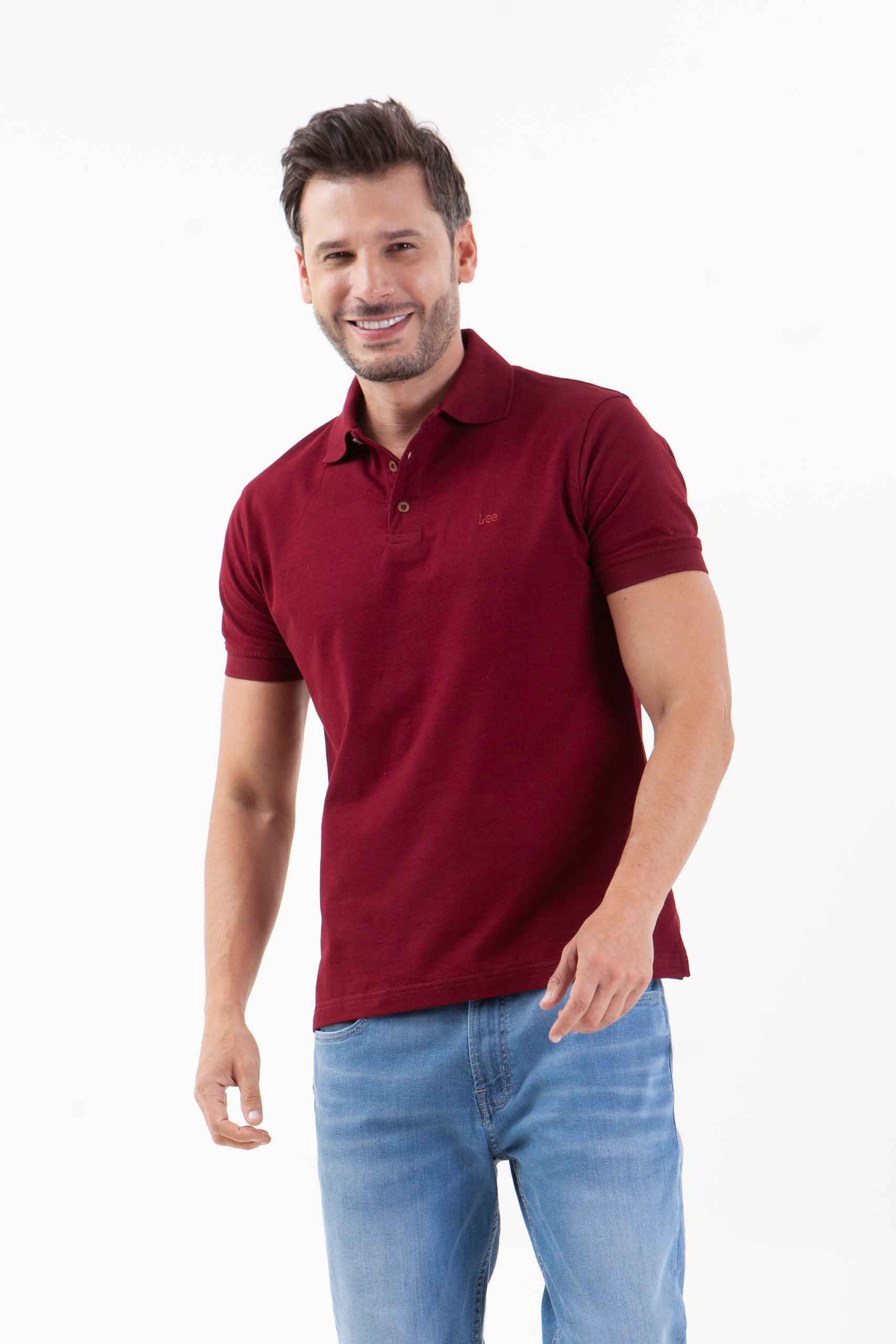 Vista frontal de camiseta de color vino de marca lee